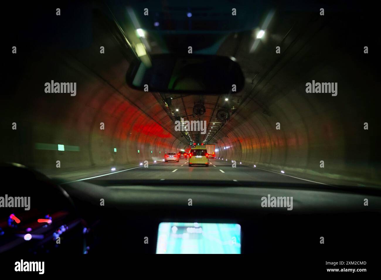 Auto fahren durch einen tunnel Stockfoto