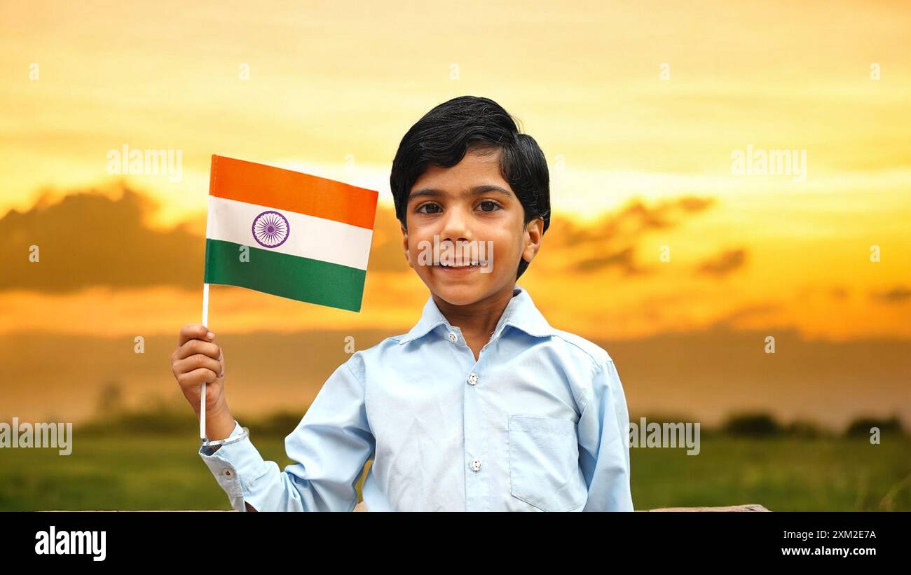 Schulkind mit Rucksack hält die indische Flagge, Hintergrund Sonnenuntergang in der Schule Stockfoto