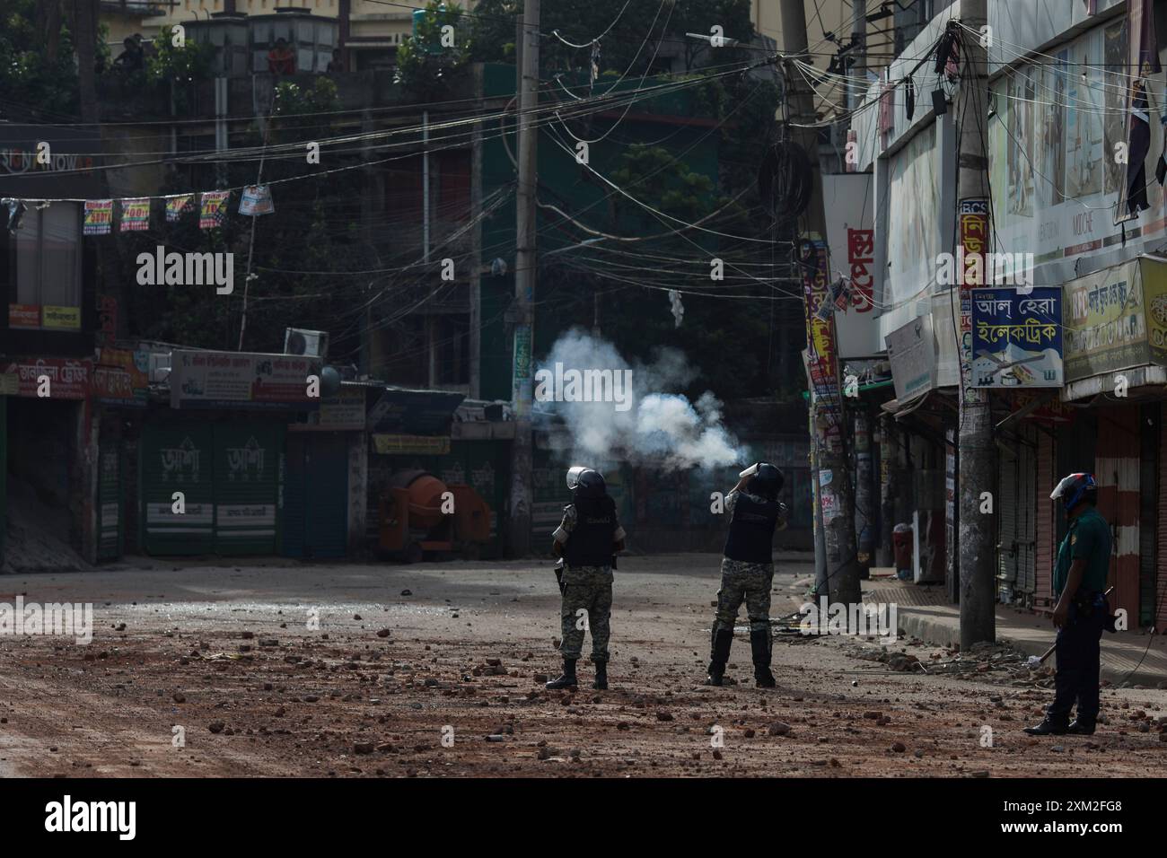 Dhaka, Bangladesch. Juli 2024. Bangladeschs Polizeikräfte feuern Tränengranaten auf das Gebiet von Mohammadpur während einer nationalen Ausgangssperre in Dhaka, Bangladesch. Die Regierung Bangladeschs verhängte am 20. Juli 2024 eine landesweite Ausgangssperre wegen eskalierender Gewalt und Proteste. Internet, mobile Daten und öffentlicher Verkehr sind gestört. (Foto: Sazzad Hossain/SOPA Images/SIPA USA) Credit: SIPA USA/Alamy Live News Stockfoto