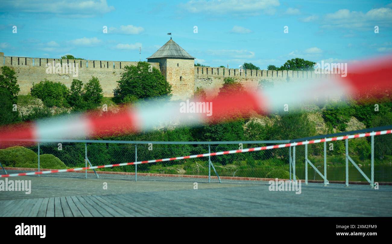 Warschau, Polen. Juli 2024. Die Festung Ivangorod wird am 24. Juli 2024 auf der anderen Seite des Flusses in Narva, Estland, gesehen. Die estnischen Behörden haben die Brücke zwischen Russland und Estland für den gesamten eingehenden Verkehr geschlossen. Die Brücke in Narva ist heute einer der letzten Orte, an denen Besucher direkt nach Russland einreisen können, da der Flugverkehr in das Land fast nicht mehr existiert. (Foto: Jaap Arriens/SIPA USA) Credit: SIPA USA/Alamy Live News Stockfoto