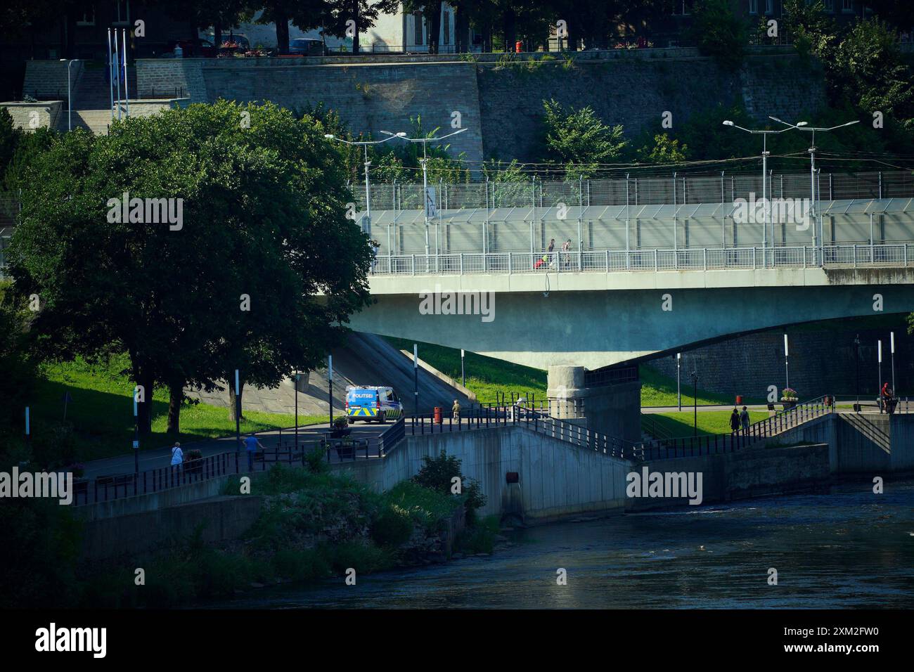 Warschau, Polen. Juli 2024. Ein estnisches Polizeifahrzeug wird am 24. Juli 2024 in der Nähe der Brücke über den Fluss Narva in Narva, Estland, gesehen. Die estnischen Behörden haben die Brücke zwischen Russland und Estland für den gesamten eingehenden Verkehr geschlossen. Die Brücke in Narva ist heute einer der letzten Orte, an denen Besucher direkt nach Russland einreisen können, da der Flugverkehr in das Land fast nicht mehr existiert. (Foto: Jaap Arriens/SIPA USA) Credit: SIPA USA/Alamy Live News Stockfoto