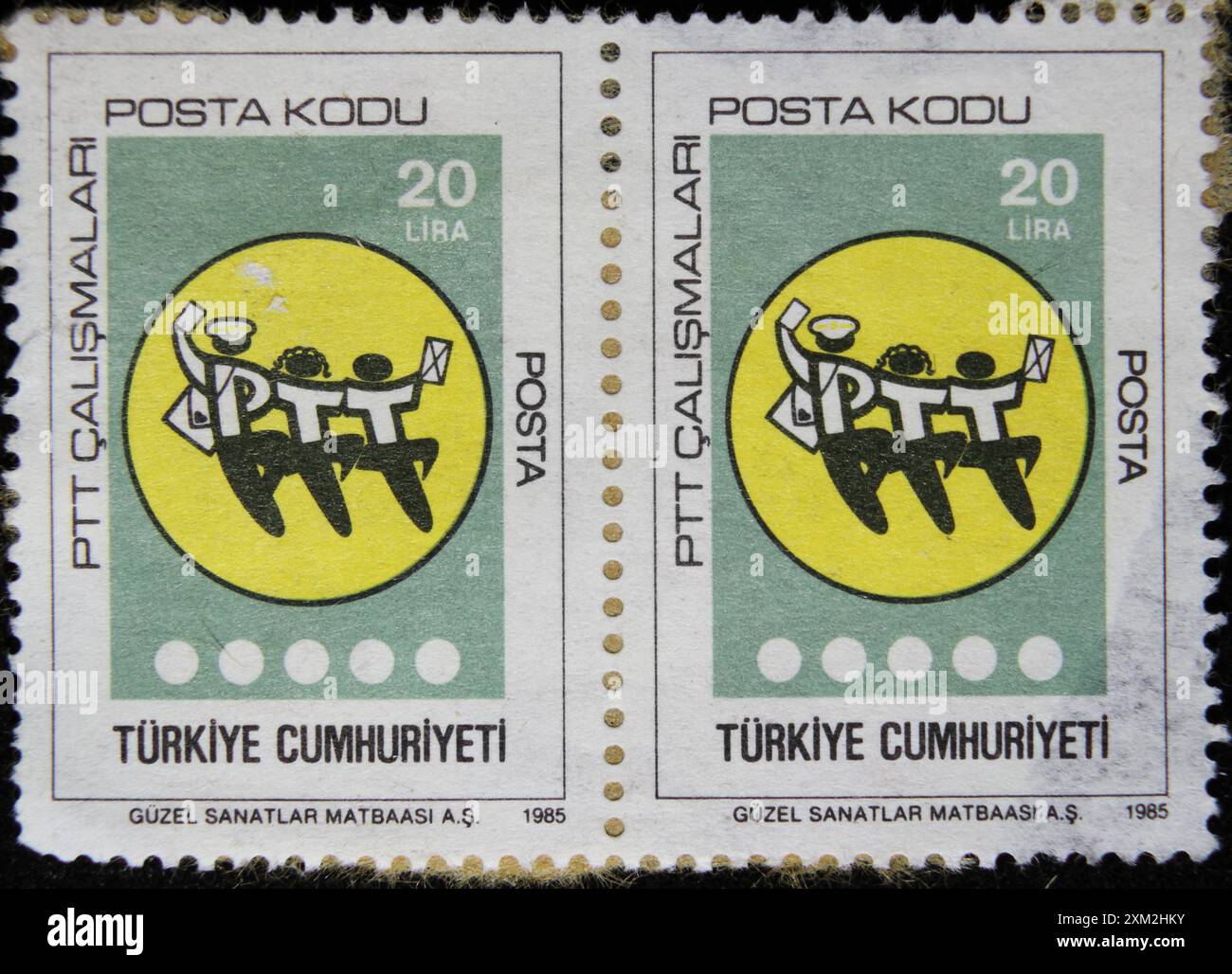 ISTANBUL, TÜRKEI - 26. DEZEMBER 2020: Türkischer Stempel zeigt die Einweihung der Postleitzahl um 1985 Stockfoto