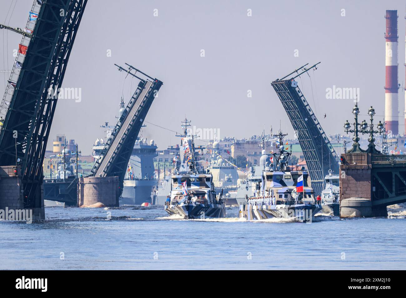 St. Petersburg, Russland. Juli 2024. Russische Marineschiffe nehmen an den Proben der Marineparade in St. Petersburg auf der Newa Teil. Die Hauptmarineparade anlässlich des russischen Marinetages findet am 28. Juli in St. Petersburg statt. Quelle: SOPA Images Limited/Alamy Live News Stockfoto