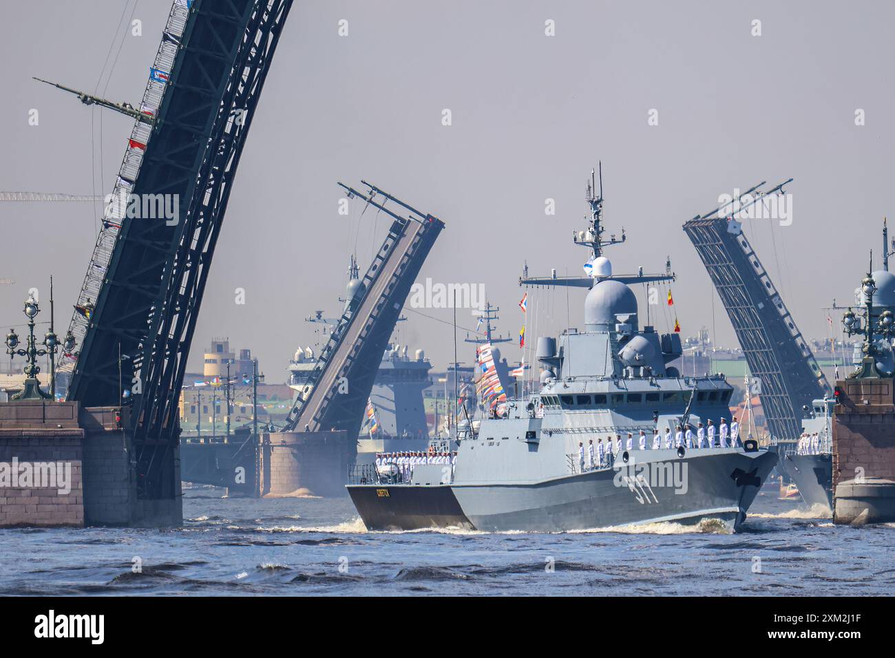 St. Petersburg, Russland. Juli 2024. Das russische Schiff nimmt an den Proben der Marineparade in St. Petersburg auf der Newa Teil. Die Hauptmarineparade anlässlich des russischen Marinetages findet am 28. Juli in St. Petersburg statt. Quelle: SOPA Images Limited/Alamy Live News Stockfoto