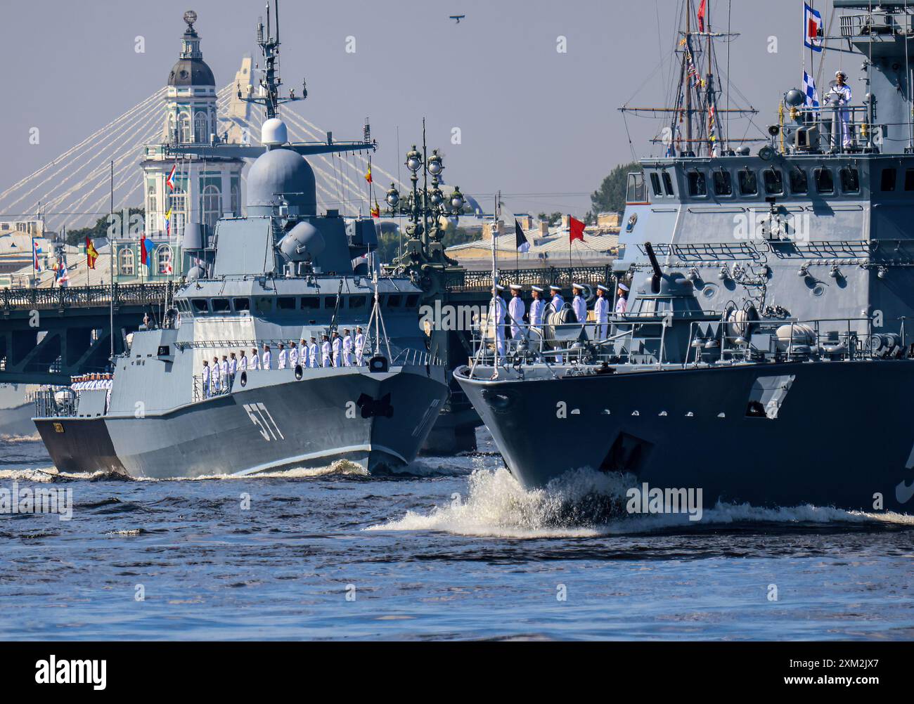 St. Petersburg, Russland. Juli 2024. Russische Marineschiffe nehmen an den Proben der Marineparade in St. Petersburg auf der Newa Teil. Die Hauptmarineparade anlässlich des russischen Marinetages findet am 28. Juli in St. Petersburg statt. (Foto von Artem Priakhin/SOPA Images/SIPA USA) Credit: SIPA USA/Alamy Live News Stockfoto