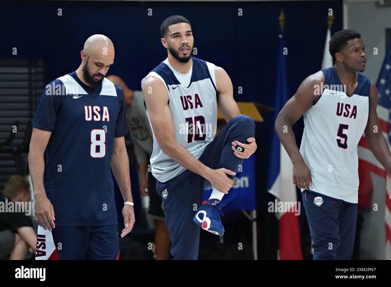 Paris, Frankreich. Juli 2024. Kawhi Leonard, Platz 8, Jayson Tatum, Platz 10, und Anthony Edwards, #5, nehmen Sie am Donnerstag, den 25. Juli 2024, im Marcel Cretan Sports Center in Paris, Frankreich, an Dehnungsübungen Teil. Die Eröffnungszeremonie findet am 26. Juli statt, 100 Jahre nach dem letzten Austragungsort der Spiele in Paris. Foto: Richard Ellis/UPI Credit: UPI/Alamy Live News Stockfoto