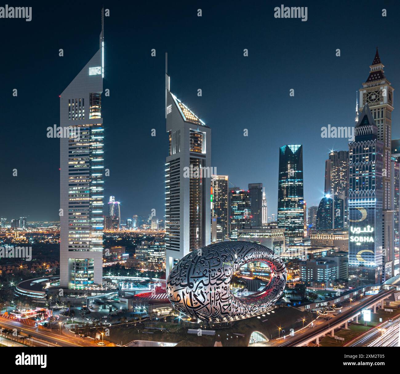 Dubai, Vereinigte Arabische Emirate - Jumeirah Emirates Towers mit Museum of the Future in einer wunderschönen blauen Nacht mit Lichtern am Horizont der Stadt Stockfoto