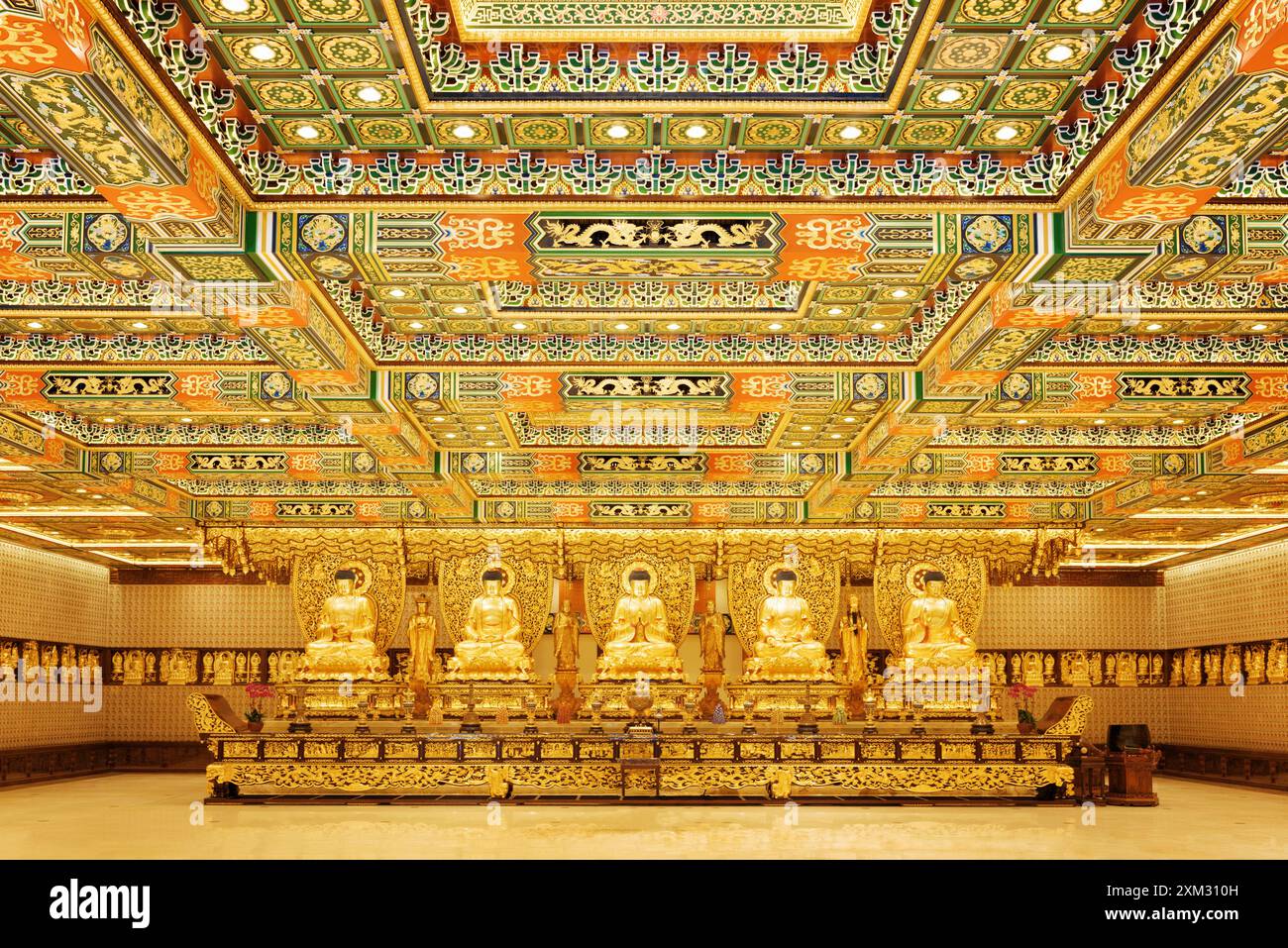 Goldene Buddha-Statuen im Inneren des Tempels am Po Lin Monas Stockfoto