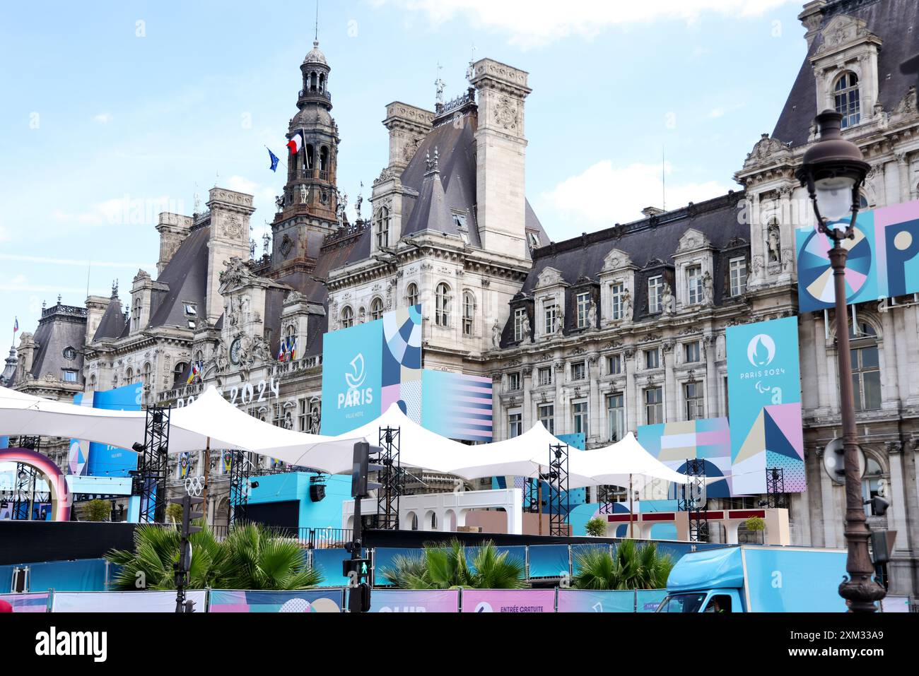 Paris, Frankreich. Juli 2024. Das Hotel de Ville in Paris, dekoriert für die Olympischen Spiele in Paris, die morgen Abend mit der Eröffnungszeremonie beginnen. Quelle: Adam Stoltman/Alamy Live News Stockfoto