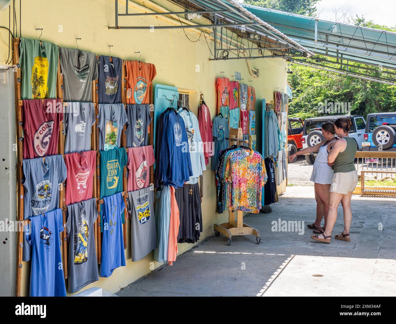 Shopping in der Skinny Legs Bar and Grill in Coral Bay auf der Karibikinsel St John auf den US Virgin Islands Stockfoto