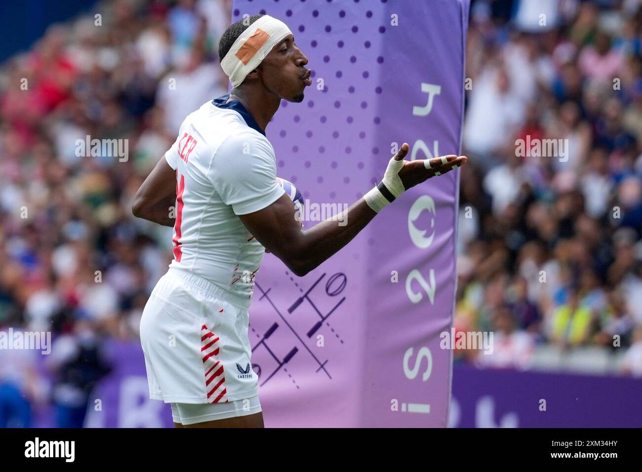 Paris, Frankreich. Juli 2024. Perry Baker vom Team USA gibt der Menge einen Kuss, als er beim Spiel der Männer Pool C Rugby Sevens gegen Uruguay im Stade de France während der Olympischen Spiele 2024 in Paris, Frankreich, am Donnerstag, den 25. Juli 2024, einen Versuch erzielt. Die vier Versuche von Baker brachten die Mannschaft der Männer des Teams USA zum ersten Sieg bei den Olympischen Spielen 2024 in Paris mit einer Entscheidung von 33-17 gegen Uruguay. Foto: Paul Hanna/UPI Credit: UPI/Alamy Live News Stockfoto