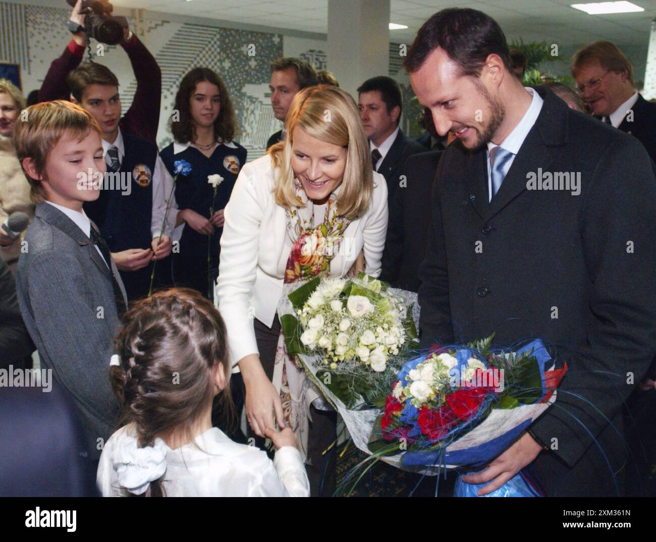 30-10-2003 Mosca Archivio Storico Olycom/LaPresse Haakon Magnus di Norvegia (Oslo, 20 luglio 1973) è il secondogenito e l'unico figlio maschio di Re Harald V di Norvegia e della regina Sonja. Nella Foto: Principe Haakon Magnus di Norvegia e sua moglie principessa Mette Marit durante la visita alla scuola russo-norvegese di Mosca auf dem Foto: Prinz Haakon Magnus von Norwegen und seine Frau Prinzessin Mette Marit während des Besuchs der russisch-norwegischen Schule in Moskau Stockfoto