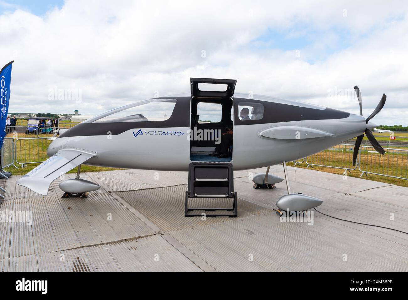 VoltAero Cassio Elektrohybridflugzeuge auf der Farnborough International Airshow, Großbritannien. Kabinenkonsole ohne Flügel Stockfoto