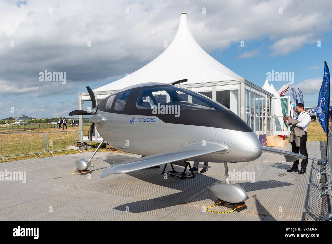 VoltAero Cassio Elektrohybridflugzeuge auf der Farnborough International Airshow, Großbritannien. Kabinenkonsole ohne Flügel Stockfoto