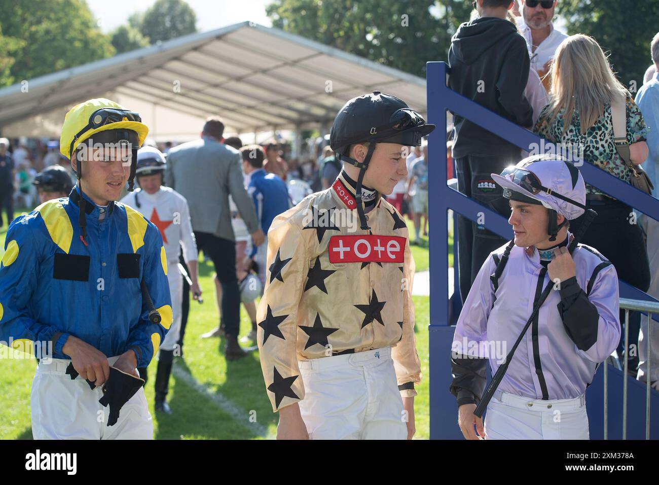 Windsor, Berkshire, Großbritannien. Juli 2024. Jockeys George Bass, Billy Loughnane und Aidan Keeley (L-R) fahren auf den Parade Ring, um in den Restricted Novice Stakes der EBF Fillies (Klasse 5) (für Pferde in den Bands C und D) (EBF Restricted Race Qualifier) auf der Royal Windsor Racecourse in Windsor, Berkshire, zu fahren. Kredit: Maureen McLean/Alamy Stockfoto