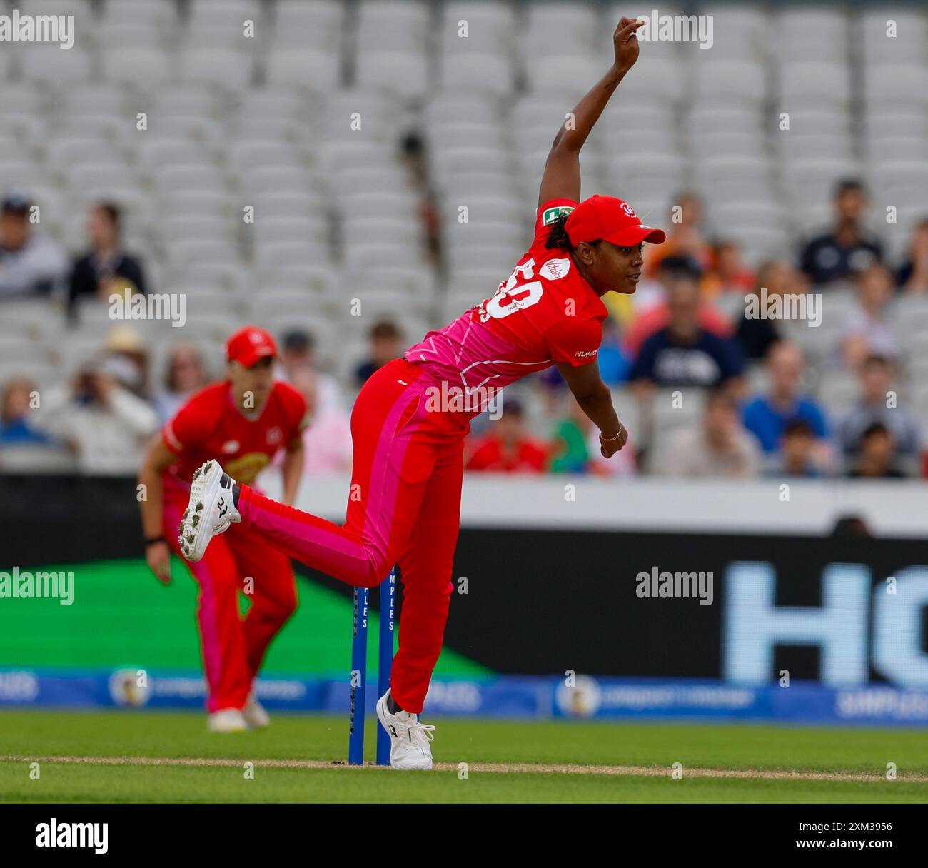 25. Juli 2024; Old Trafford Cricket Ground, Manchester, England; The Hundred Womens Cricket, Manchester Originals versus Welsh Fire; Hayley Matthews vom Welsh Fire Bowling Stockfoto