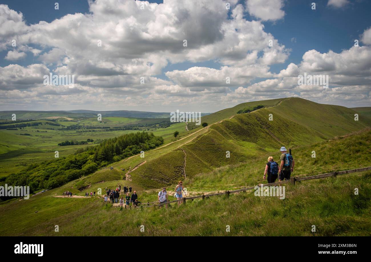 Menschen klettern auf den Gipfel des Mam Tor Iron Age Hill Fort im Peak District, Derbyshire um die Sommersonnenwende 2024 Stockfoto