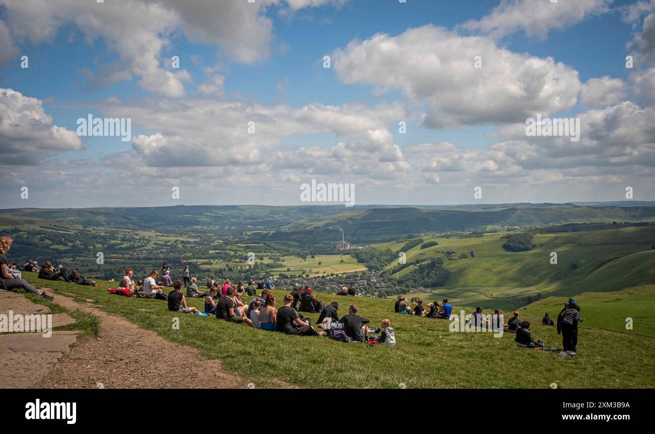 Menschen klettern auf den Gipfel des Mam Tor Iron Age Hill Fort im Peak District, Derbyshire um die Sommersonnenwende 2024 Stockfoto