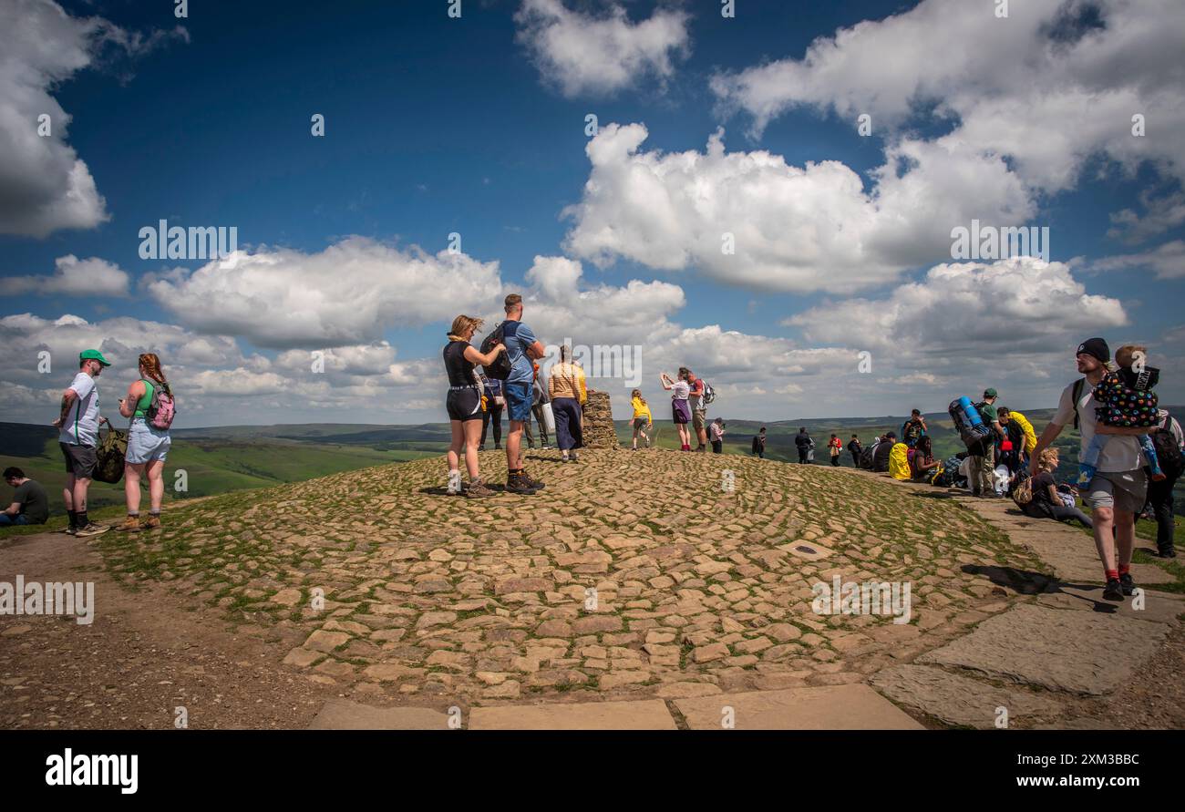 Menschen klettern auf den Gipfel des Mam Tor Iron Age Hill Fort im Peak District, Derbyshire um die Sommersonnenwende 2024 Stockfoto
