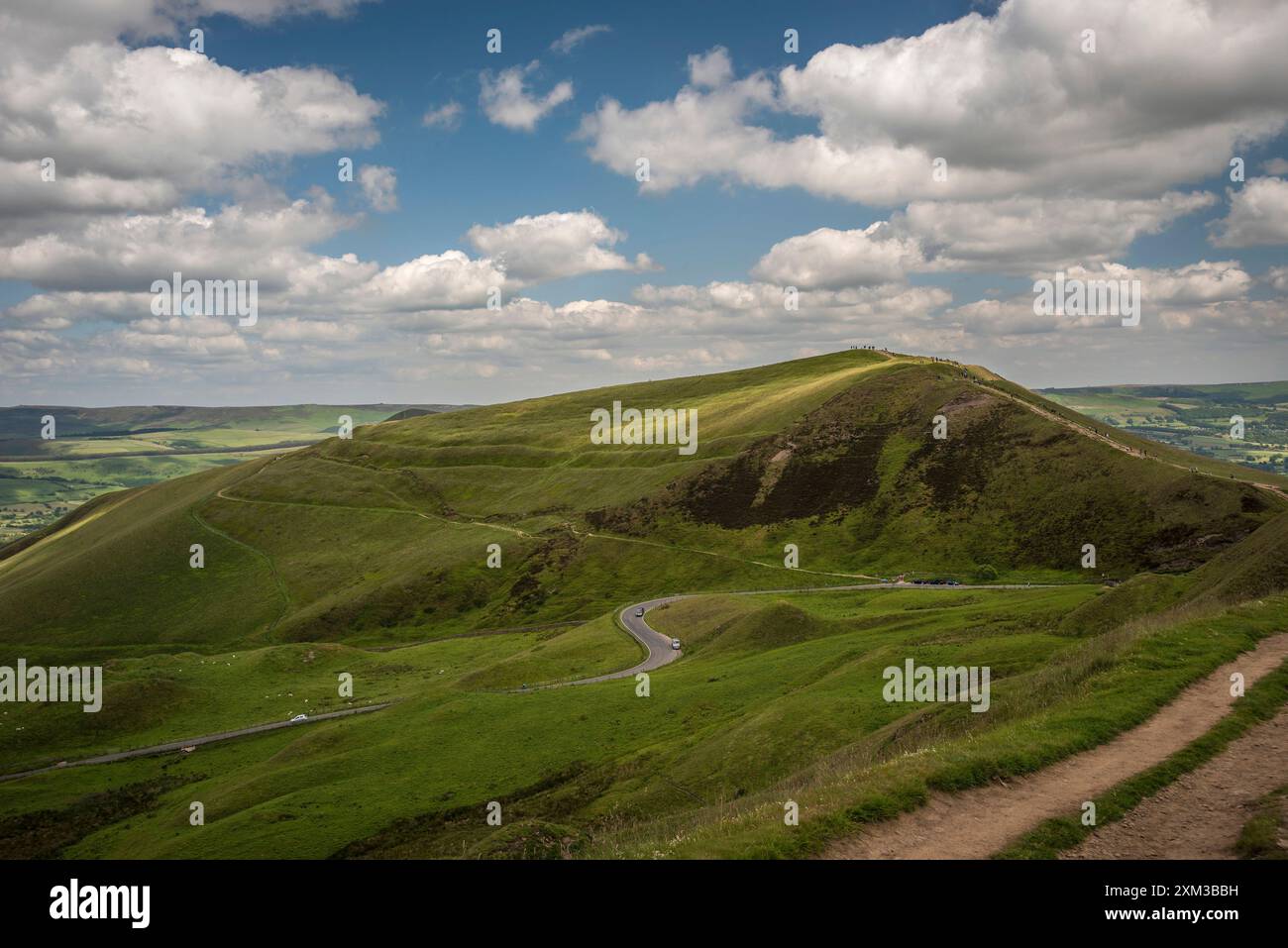 Menschen klettern auf den Gipfel des Mam Tor Iron Age Hill Fort im Peak District, Derbyshire um die Sommersonnenwende 2024 Stockfoto