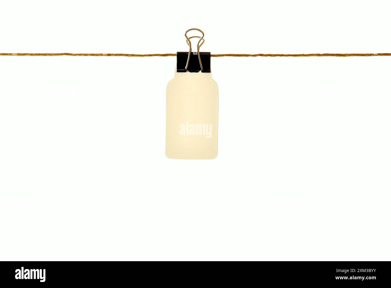 Preisschild an wäscheleine mit papierklemme Stockfoto