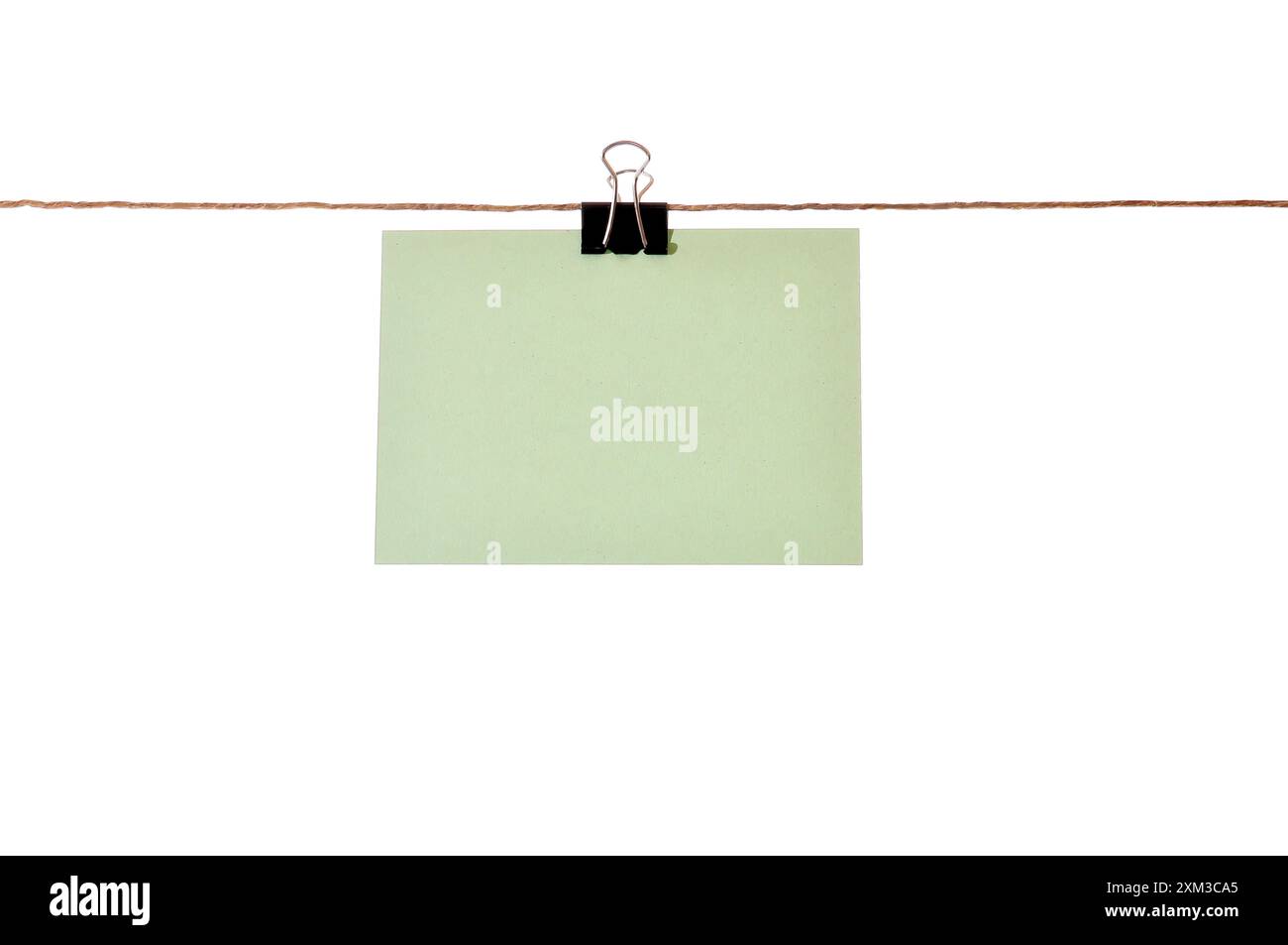 Preisschild an wäscheleine mit Papier klemme, grün Stockfoto