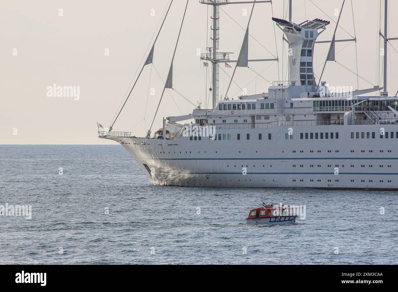 Monte Carlo, Monaco. 24. Juli 2024: Windstar Cruises, eines der größten Segelschiffe der Welt, vor Port Hercules. Das Schwesterschiff des französischen CLUB MED 2, früher als CLUB MED 1 bekannt, setzt am Heck eine Wassersporthalle ein, eine Wassersportplattform für die Unterhaltung der Passagiere (Paddeln, Kajak, Schnorcheln, Schwimmen, Wasserski, Windsurfen). Seit 2022 haben die monegassischen Behörden beschlossen, die Größe der Schiffe (Luxus-/Premium-Linien) zu begrenzen und die Zwischenstopps im Fürstentum von 165 im Jahr 2019 auf 117 im Jahr 2024 zu reduzieren. Quelle: Kevin Izorce/Alamy Live News Stockfoto