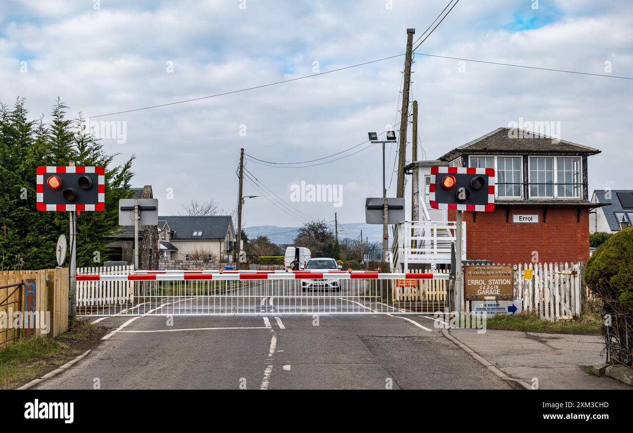 Barrieren und blinkende rote Warnleuchte am Bahnübergang, Errol Station, Perthshire, Schottland, Großbritannien Stockfoto