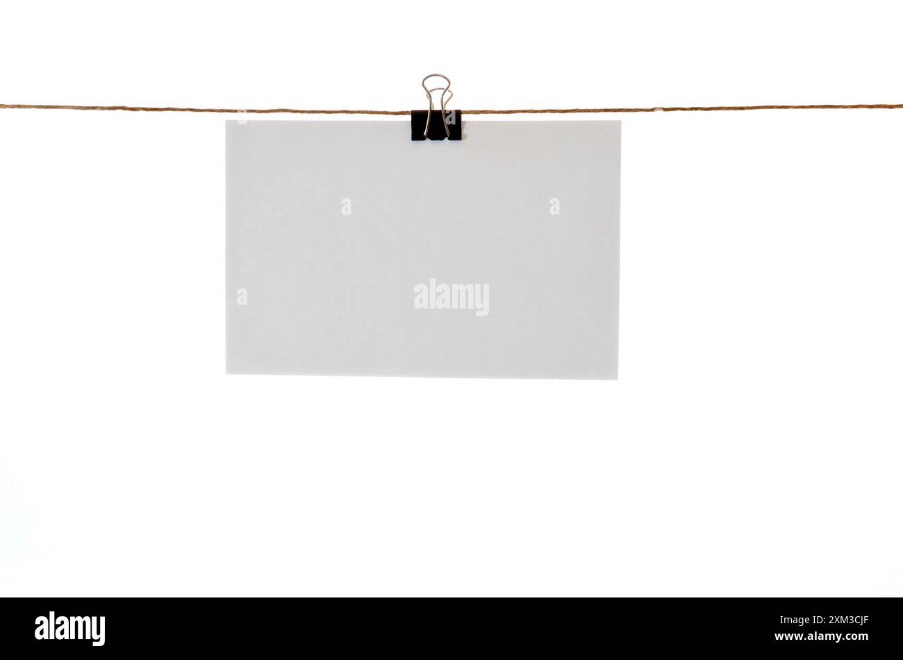 Preisschild an wäscheleine mit Papier klemme Stockfoto