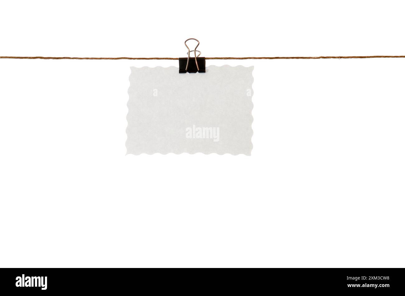 Preisschild an wäscheleine mit Papier klemme Stockfoto