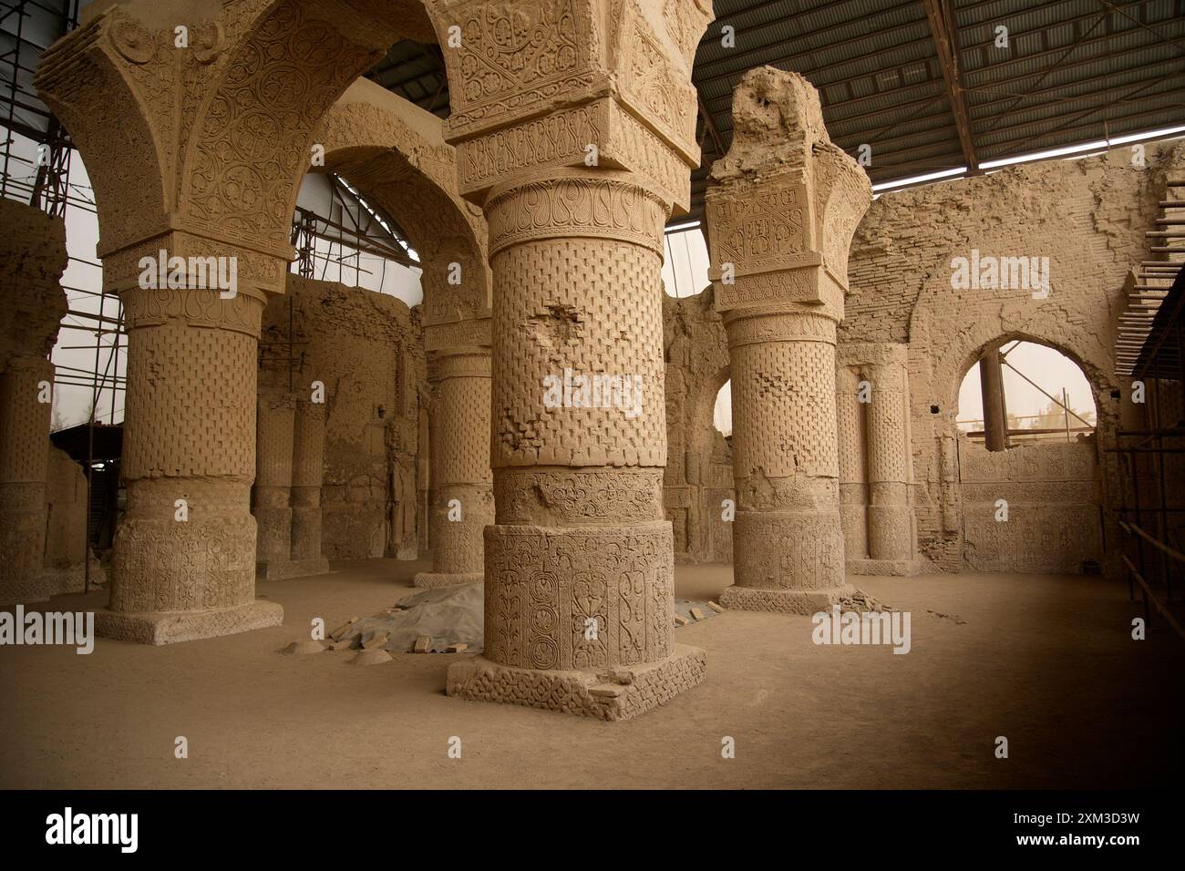 Die Haji-Piyada-Moschee aus dem 9. Jahrhundert, auch bekannt als die Noh-Gonbad-Moschee, gilt als das älteste islamische Gebäude Afghanistans. Stockfoto