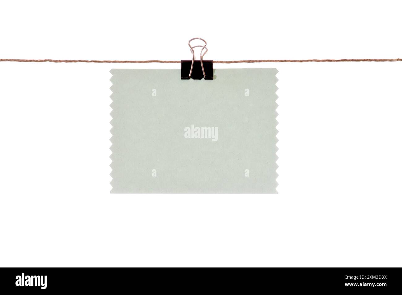 Preisschild an wäscheleine mit Papier klemme Stockfoto