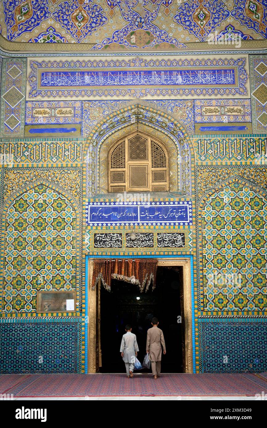 Zwei Jungen betreten den Schrein von Hazrat Ali, auch bekannt als Blaue Moschee, in Mazar-i-Sharif im Norden Afghanistans. Stockfoto