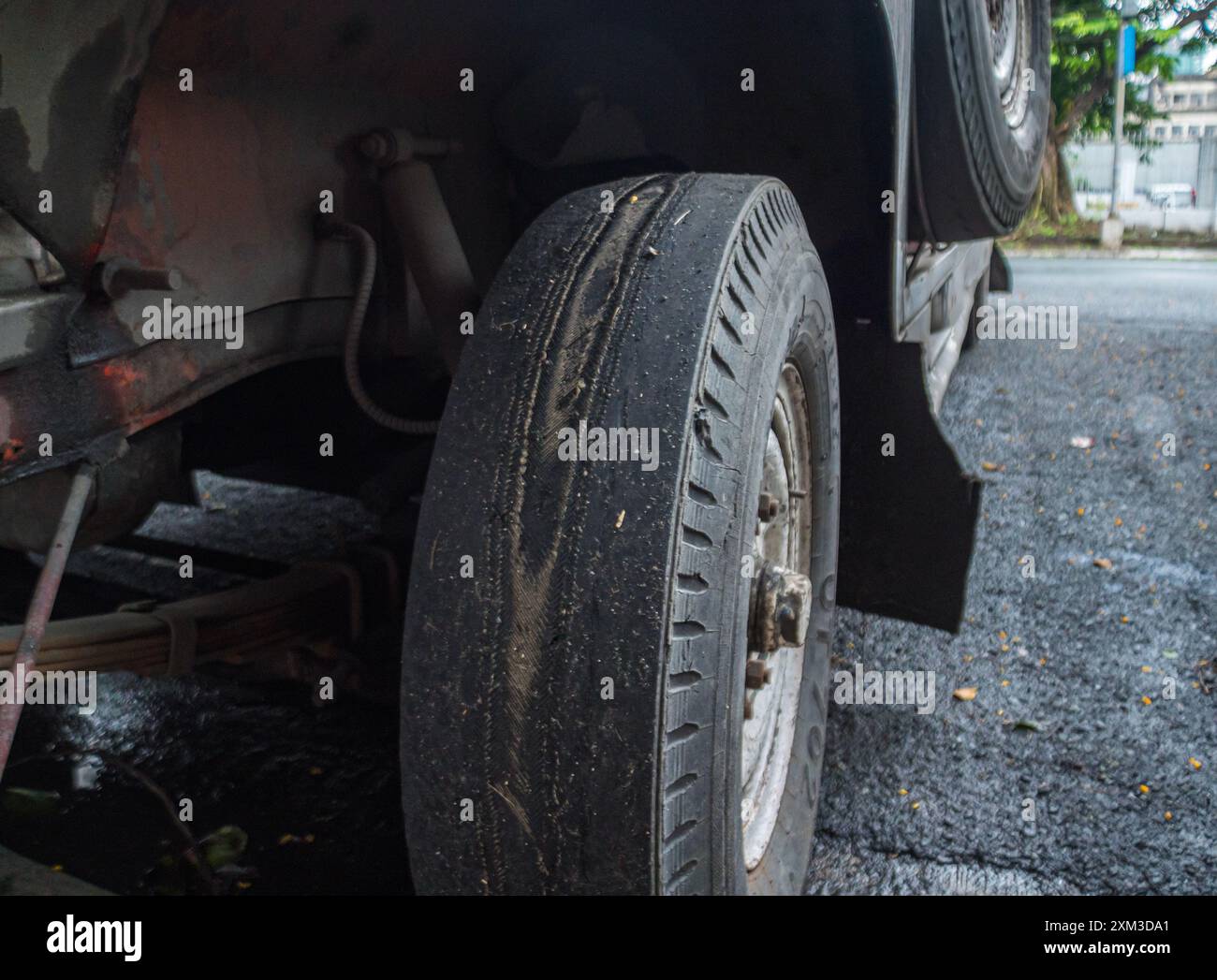 Nahaufnahme eines abgenutzten Reifens an einem großen Lkw. Stockfoto