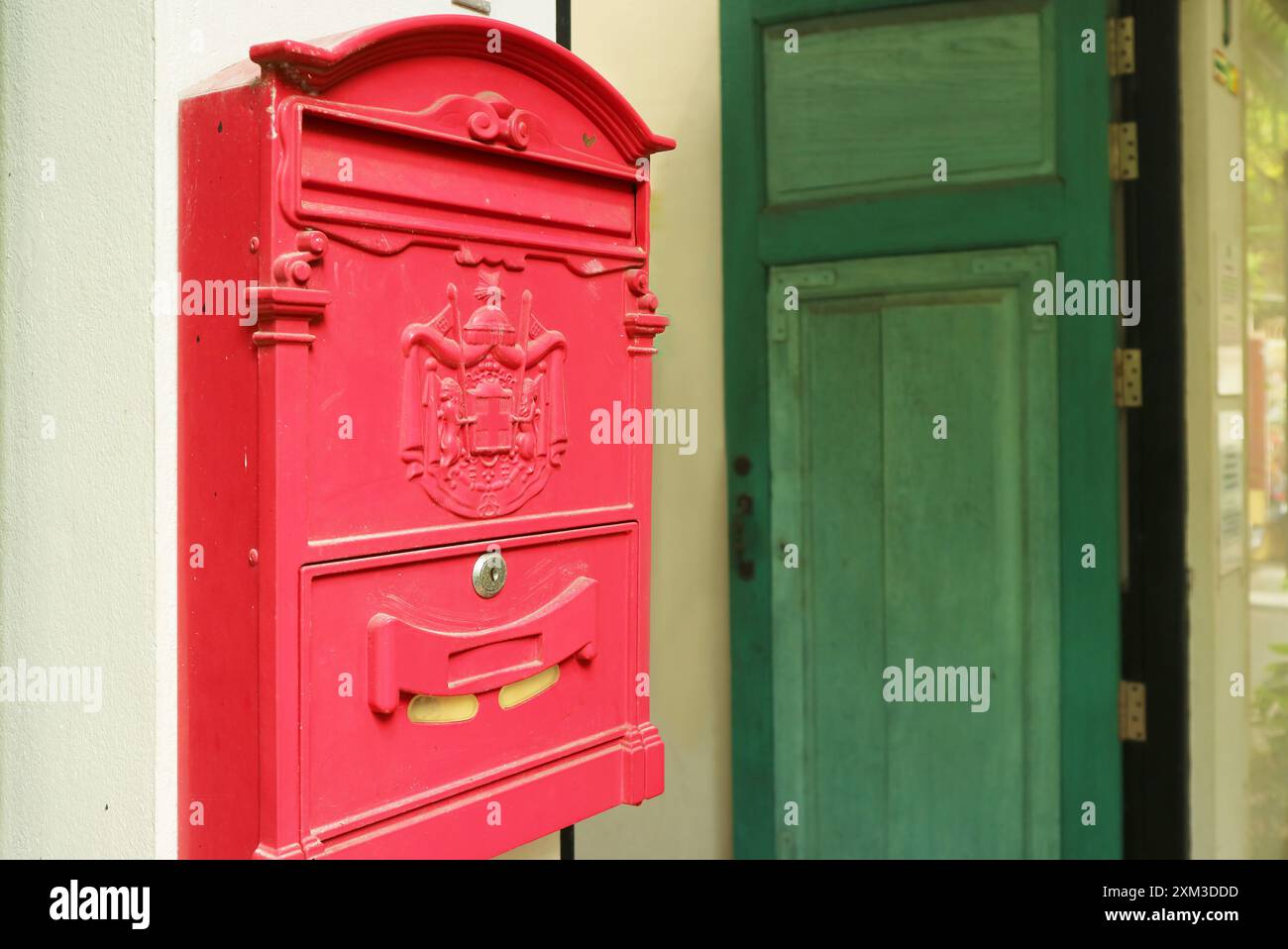 Roter Briefkasten an der Außenwand eines Vintage-Hauses Stockfoto