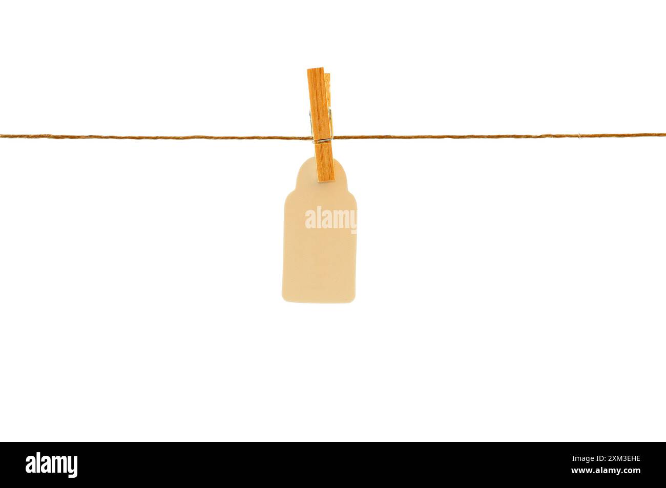 Preis schild an wäscheleine mit wäscheklammer, beige Stockfoto