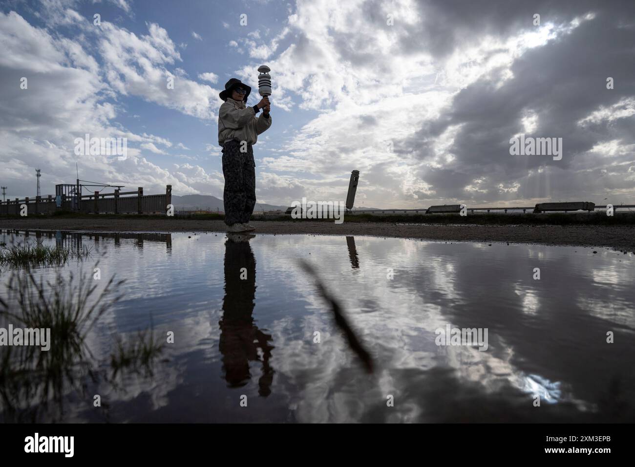 (240725) -- YUSHU, 25. Juli 2024 (Xinhua) -- Ein Wissenschaftler misst die meteorologischen Bedingungen an einem Abschnitt des Tuotuo Flusses in der nordwestlichen chinesischen Provinz Qinghai, 24. Juli 2024. Chinesische Wissenschaftler begannen am 20. Juli eine Expedition, um die Wasserressourcen und die ökologische Umwelt in den Quellgebieten der Flüsse Yangtze und Lancang zu untersuchen. Die Expedition, die rund 20 Mitglieder umfasst, wird wissenschaftliche Untersuchungen zu Flusshydrologie, Wasserökologie, Bodenerosion, Gletschern und Permafrost in der nordwestlichen chinesischen Provinz Qinghai durchführen. Zu den wichtigsten Forschungsprojekten gehört Estimat Stockfoto