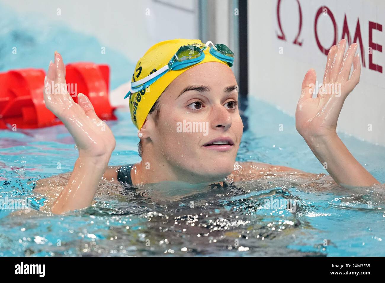 Paris, Frankreich. Juli 2024. Goldmedaillengewinnerin Kaylee McKeown vom Team Australia signalisiert ihrem Trainer während des Trainings in der La Defense Arena in Paris, Frankreich am Donnerstag, den 25. Juli 2024. Die Eröffnungszeremonie findet am 26. Juli statt, 100 Jahre nach dem letzten Austragungsort der Spiele in Paris. Foto: Richard Ellis/UPI Credit: UPI/Alamy Live News Stockfoto