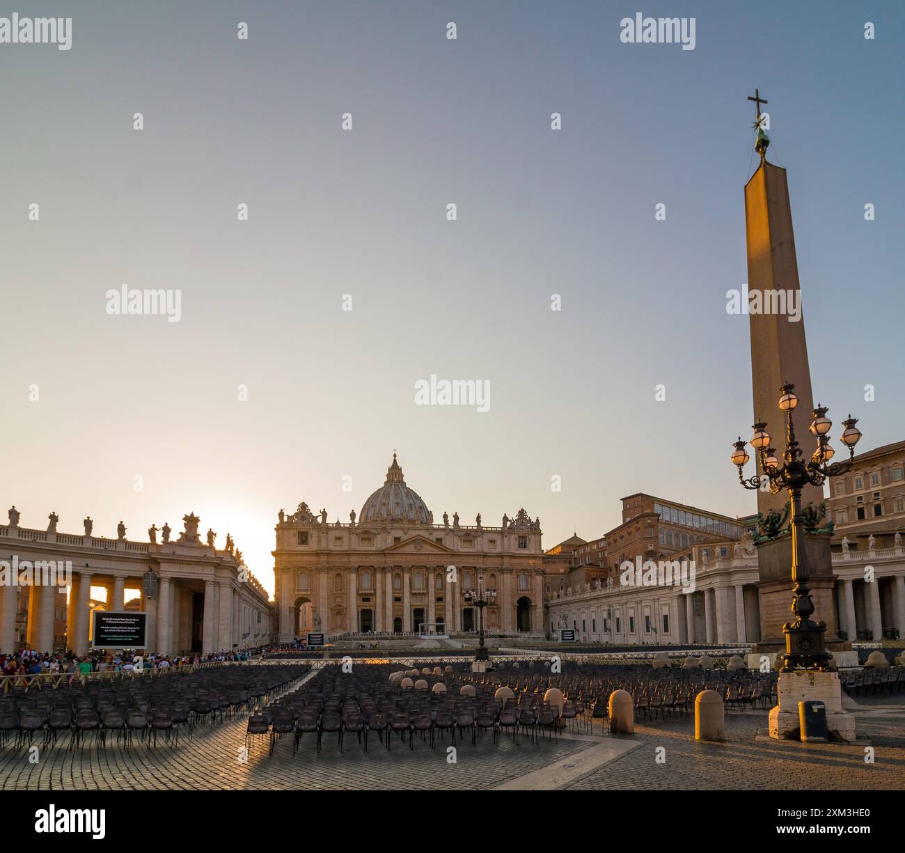 Die päpstliche Basilika St. Peter im Vatikan (Basilika Papale di San Pietro im Vaticano) bei Sonnenuntergang Stockfoto