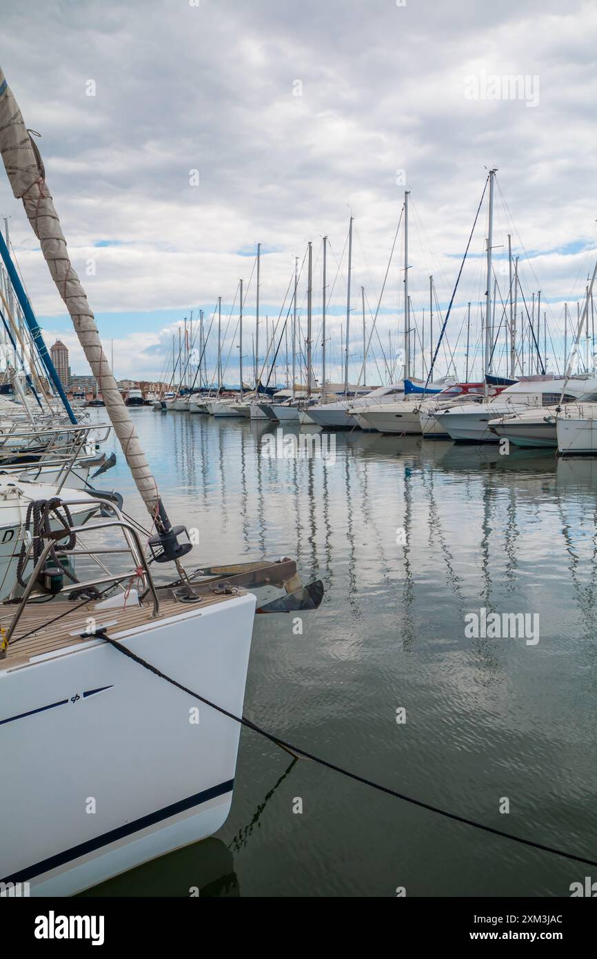 Foto des Beauty Harbor Yacht Club mit glasklarem Meer und blauen Wolken. Italien. Nettuno. Stockfoto