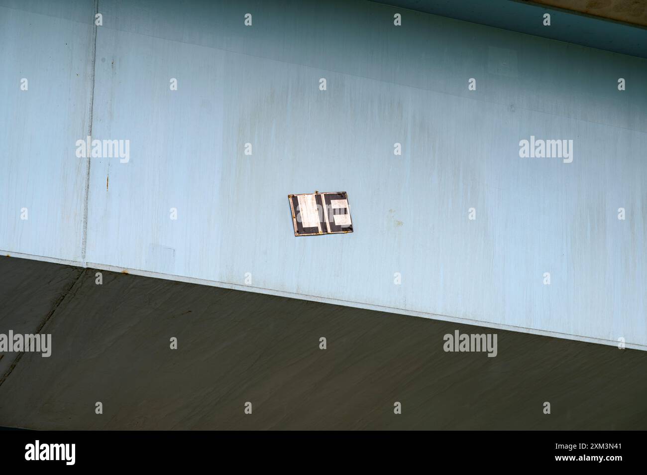 Das Schild hängt an einem Autobahnübergang Stockfoto