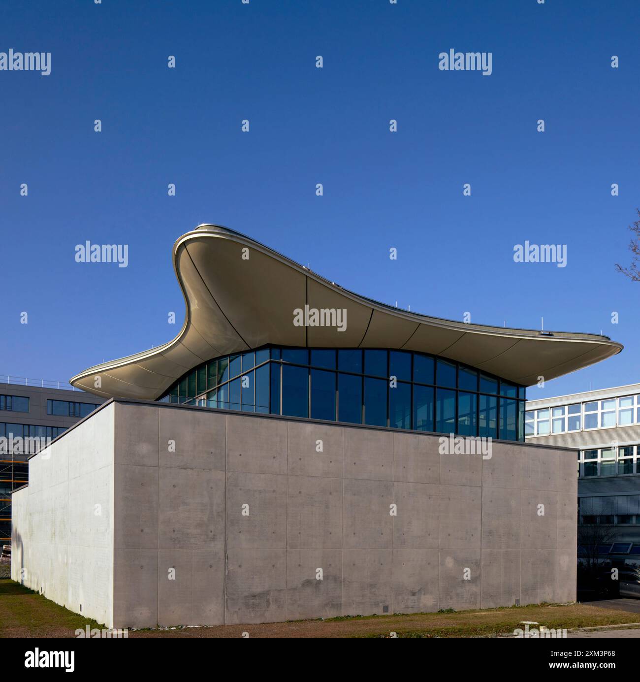 Fassade im obersten Stockwerk mit schwimmendem Dach. Stiftung Froehlich - Sammlung Froehlich, Leinfelden-Echterdingen, Deutschland. Architekt: Gabriele Gloeckler, 2024. Stockfoto