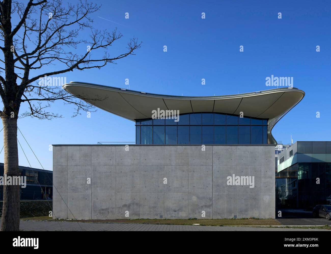 Fassade im obersten Stockwerk mit schwimmendem Dach. Stiftung Froehlich - Sammlung Froehlich, Leinfelden-Echterdingen, Deutschland. Architekt: Gabriele Gloeckler, 2024. Stockfoto