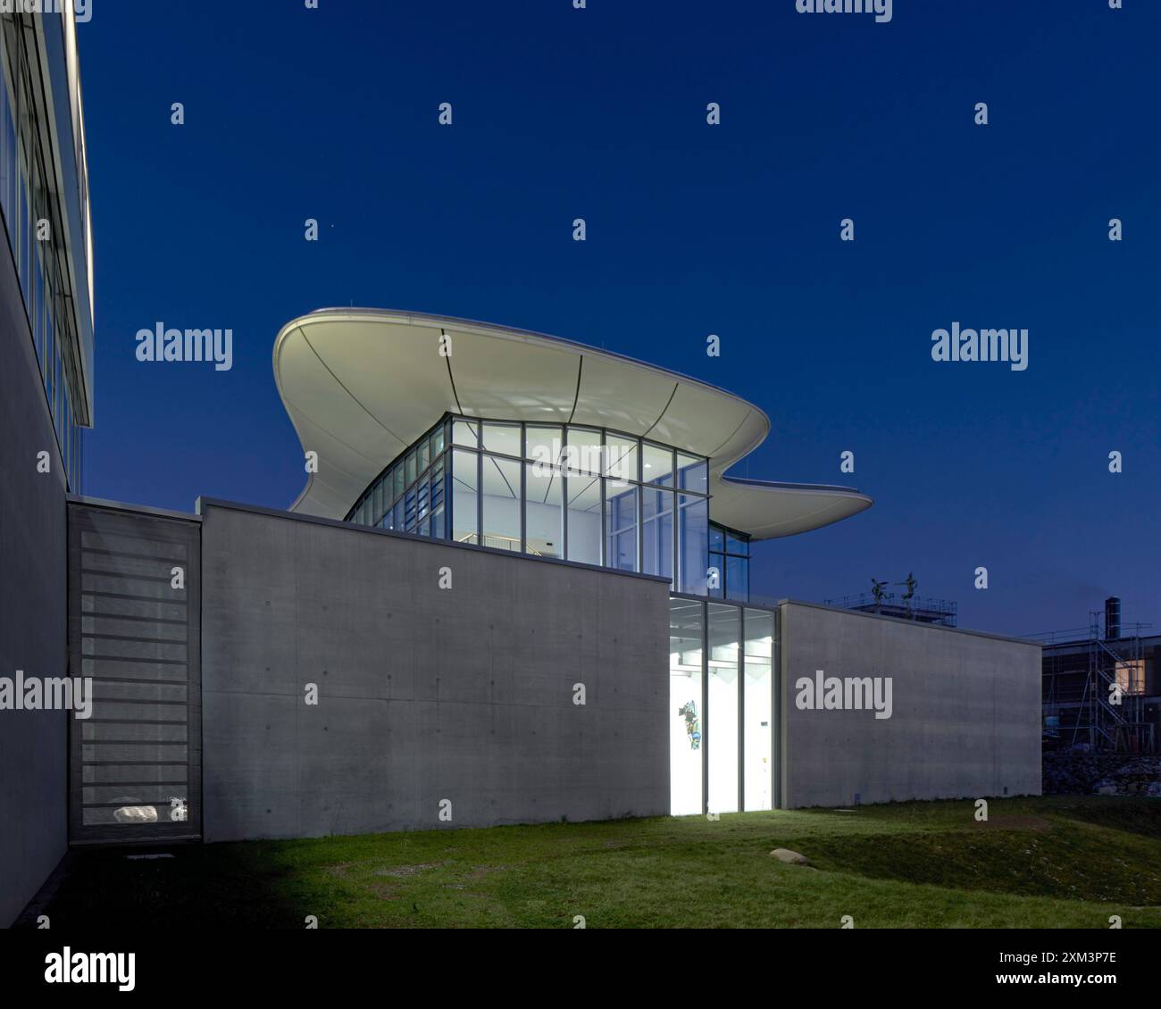 Fassade im obersten Stockwerk mit schwimmendem Dach, beleuchtete Innenräume bei Nacht. Stiftung Froehlich - Sammlung Froehlich, Leinfelden-Echterdingen, Deutschland. Bogen Stockfoto