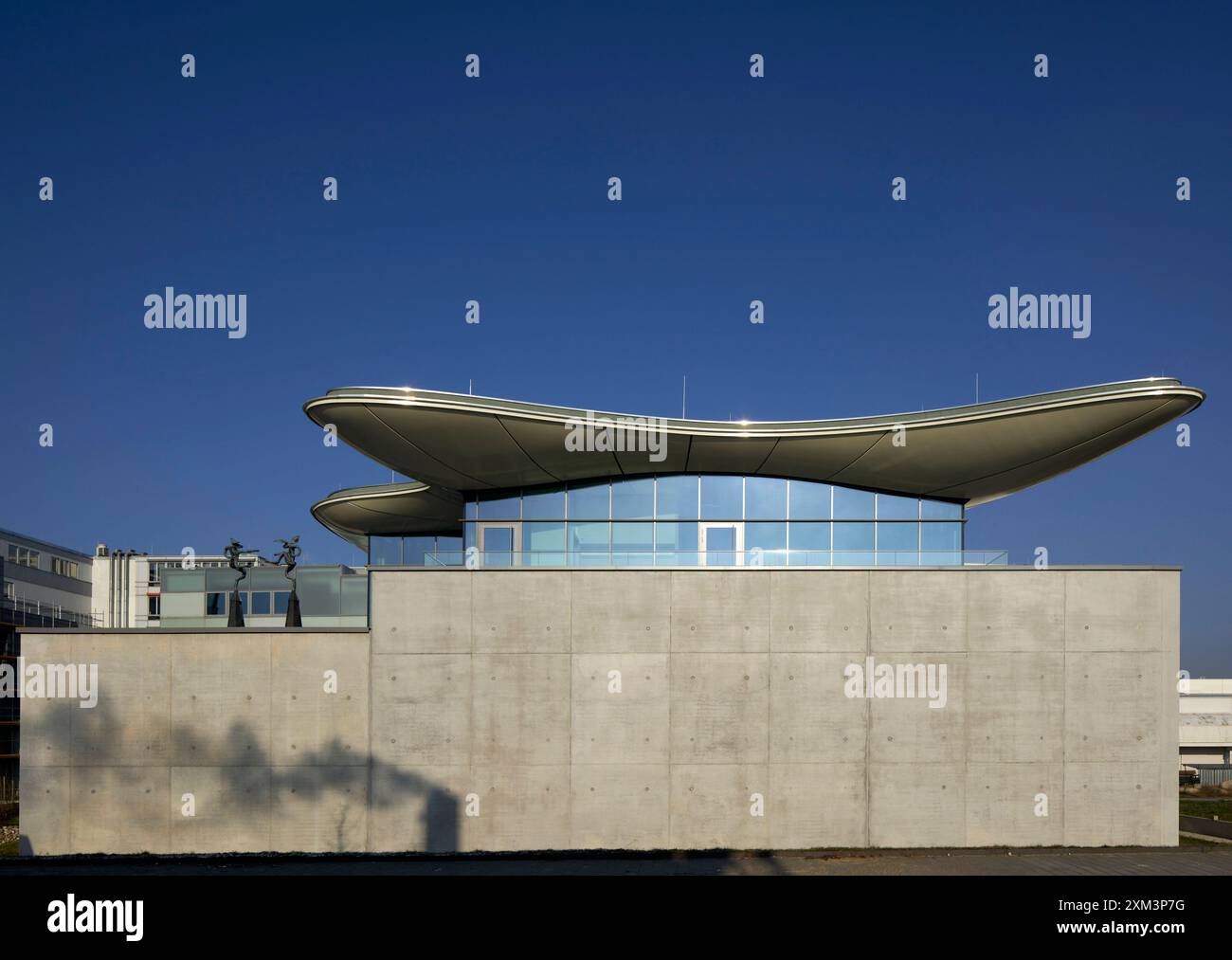 Fassade im obersten Stockwerk mit schwimmendem Dach. Stiftung Froehlich - Sammlung Froehlich, Leinfelden-Echterdingen, Deutschland. Architekt: Gabriele Gloeckler, 2024. Stockfoto