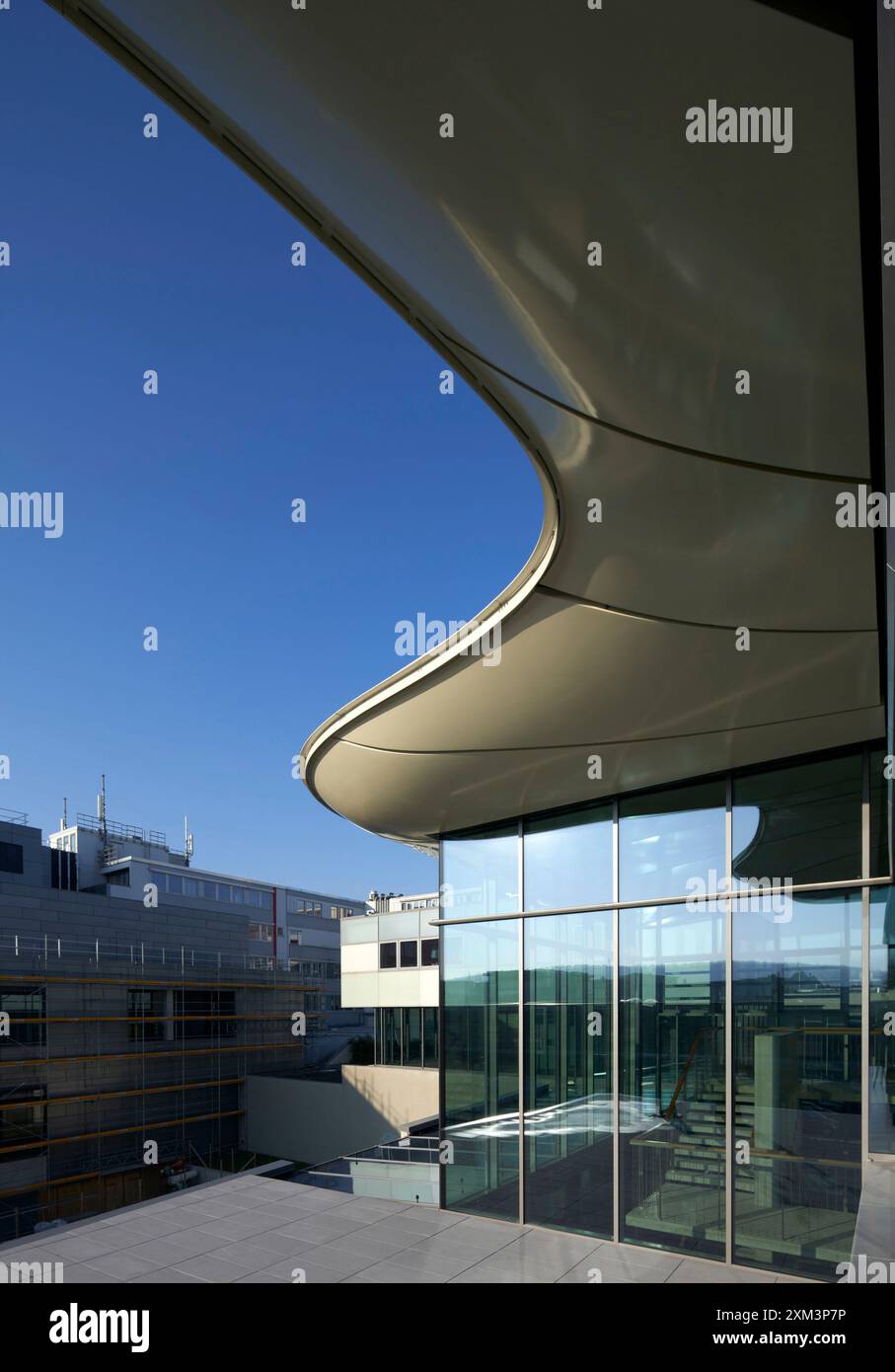 Geschwungenes schwimmendes Dach und Glasfassade. Stiftung Froehlich - Sammlung Froehlich, Leinfelden-Echterdingen, Deutschland. Architekt: Gabriele Gloeckler, Stockfoto