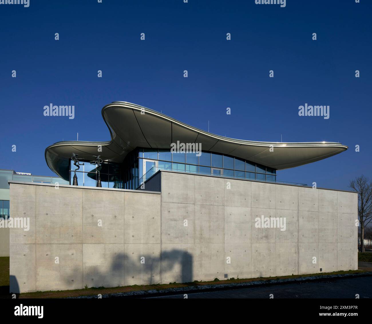 Fassade im obersten Stockwerk mit schwimmendem Dach. Stiftung Froehlich - Sammlung Froehlich, Leinfelden-Echterdingen, Deutschland. Architekt: Gabriele Gloeckler, 2024. Stockfoto