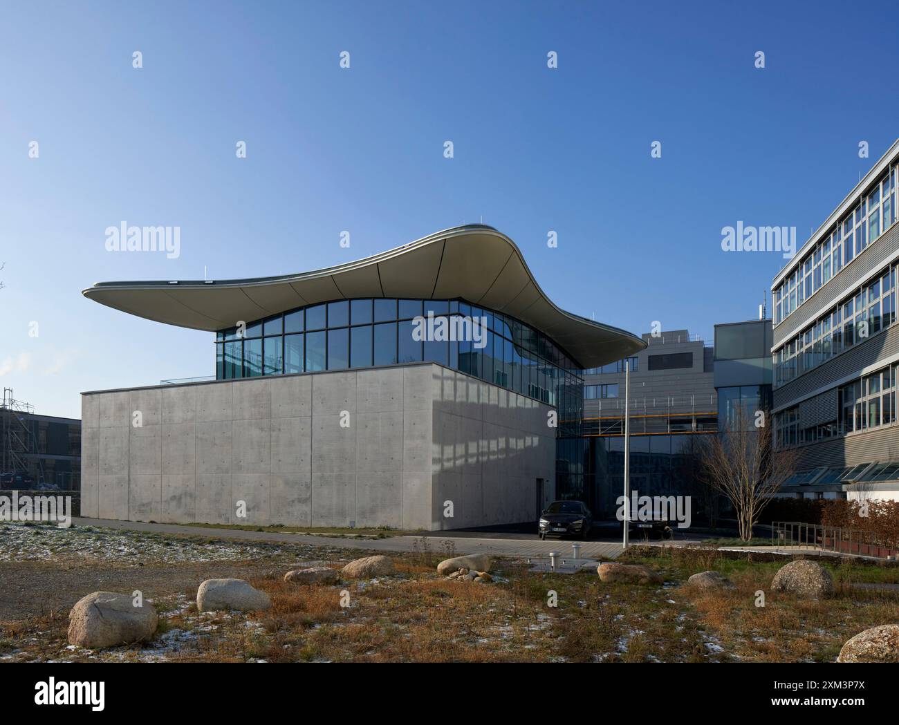 Fassade im obersten Stockwerk mit schwimmendem Dach und angrenzendem Gebäude. Stiftung Froehlich - Sammlung Froehlich, Leinfelden-Echterdingen, Deutschland. Architekt: Gab Stockfoto