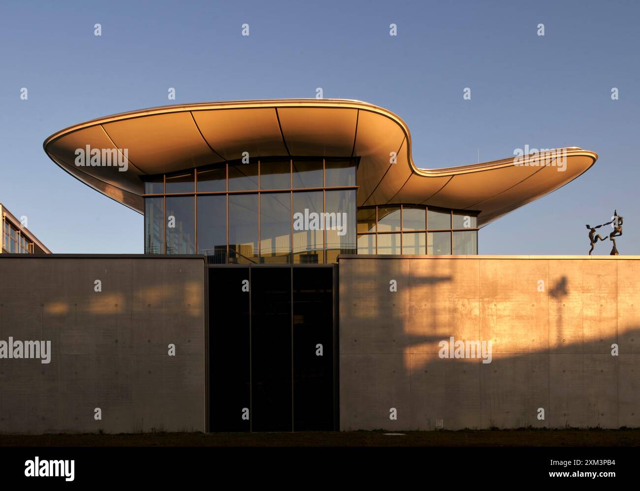 Fassade im obersten Stockwerk mit schwimmendem Dach im warmen Nachmittagslicht. Stiftung Froehlich - Sammlung Froehlich, Leinfelden-Echterdingen, Deutschland. Architekt: G Stockfoto