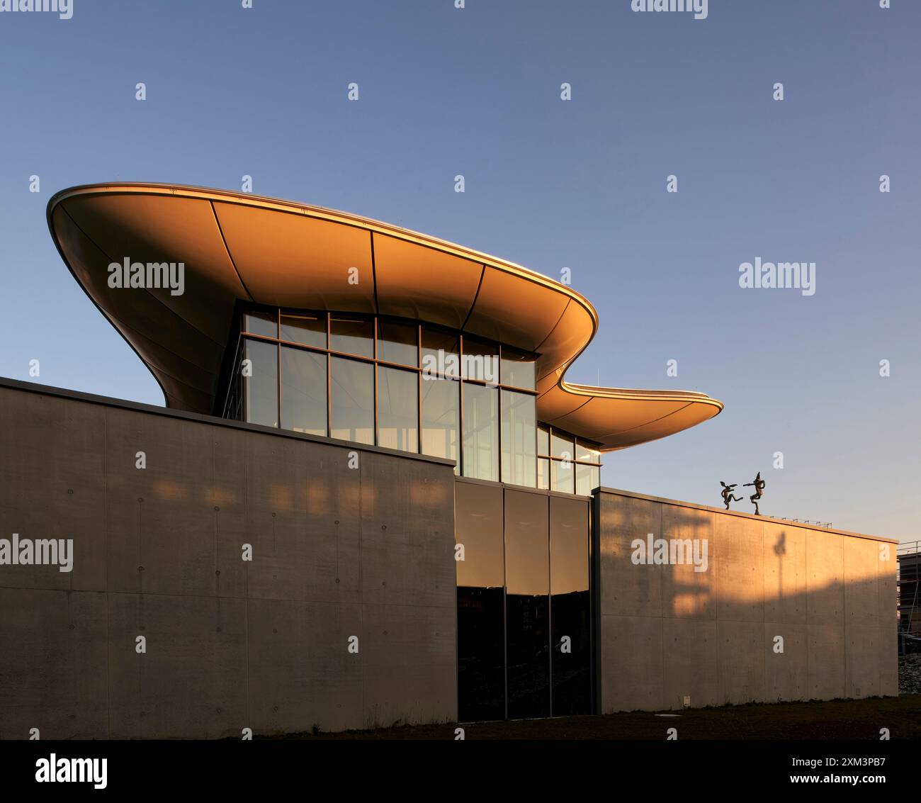 Fassade im obersten Stockwerk mit schwimmendem Dach im warmen Nachmittagslicht. Stiftung Froehlich - Sammlung Froehlich, Leinfelden-Echterdingen, Deutschland. Architekt: G Stockfoto